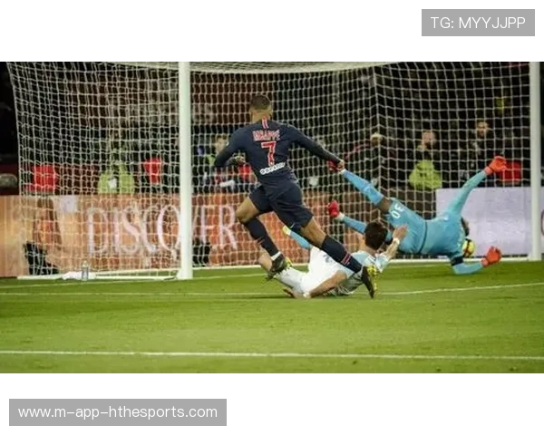 麦迪逊主罚任意球直挂球门左角